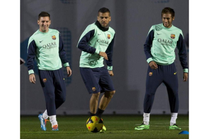 Leo Messi, Dani Alves y Neymar, durante el entrenamiento de ayer en la Ciudad Deportiva Joan Gamper.
