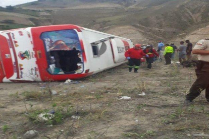 Un autobús de pasajeros se volcó en la zona andina de Ecuador.