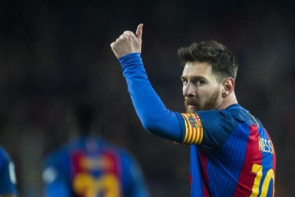 Messi agradece al público su apoyo en el Camp Nou durante el Barça-Real Sociedad.