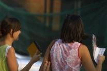 Las altas temperaturas han obligado a los ciudadanos a improvisar abanicos de cualquier tipo