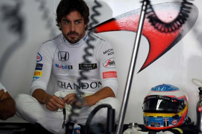 Fernando Alonso descansa en su box de Hockenheim (Alemania).