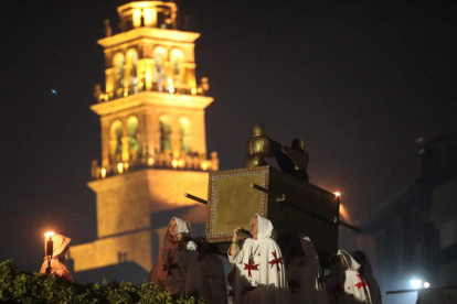 El desfile templario reunió anoche a cientos de ponferrradinos y visitantes en el entorno del castillo. LUIS DE LA MATA