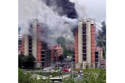Vista del incendio en el edificio de la Hacienda Foral de Guipúzcoa