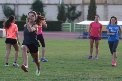 Varias jóvenes practican atletismo en León. RAMIRO