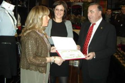 La dueña de Biffi recibe el premio de la mano de María Rodríguez y Alfredo Martínez