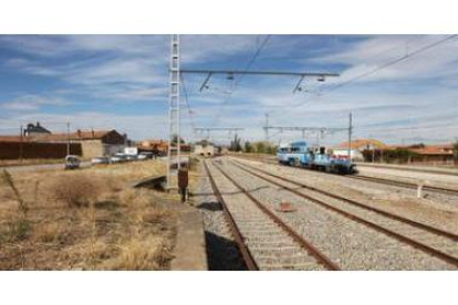 Imagen de las tres vías de tren que actualmente atraviesan el caso urbano de la localidad de Valdear