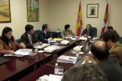 Los secretarios territoriales de la Junta se reunieron ayer con Luis Aznar (al fondo) en Segovia