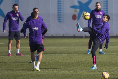 Los futbolistas del Barcelona preparan el partido de hoy ante el Málaga.