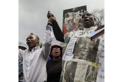 Los homenajes prosiguen frente a la casa de Mandela.