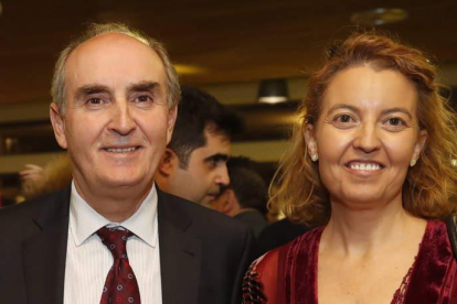 Tomás Quintana, recientemente nombrado Procurador del Común, con su esposa, la catedrática Susana Rodríguez Escanciano.