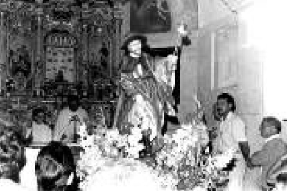 Los feligreses sacan a hombros a San Roque de la ermita de Boñar, en una imagen de archivo