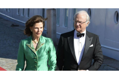 Los reyes de Suecia acuden a un acto en Estocolmo en 2015.