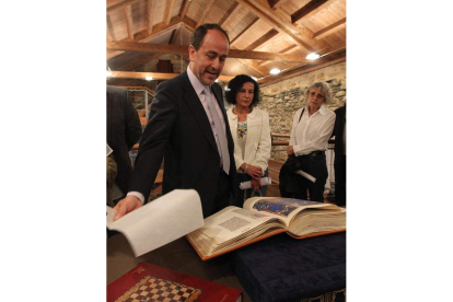 Antonio Ovalle, con un ejemplar de Templum Libri.