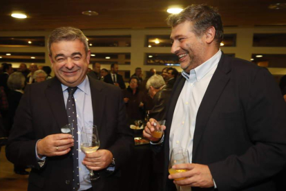 Justo Fernández (Ciudadanos) y Julio Álvarez, presidente del CEL, en un momento del cóctel.