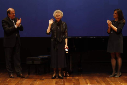 Juan Vicente Herrera, Margarita Moráis, y Adriana Ulibarri en la ovación tras la entrega del premio.