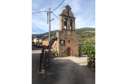 La iglesia parroquial tiene una lámina de La Piedad de Miguel Ángel. DL