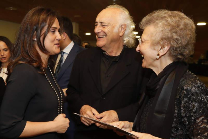 La vicepresidenta de Edigrup, Adriana Ulibarri, charla con Amancio Prada y Moráis.