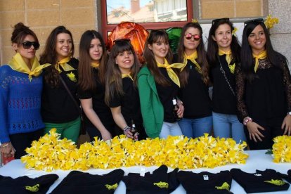 Las chicas del capilote se encargaron que todos llevasen esta emblemática flor.