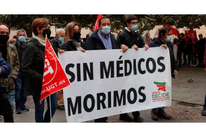 Manifestación convocada ayer por el movimiento por la sanidad pública de Zamora. MARIAM A. MONTESINOS