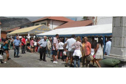 Cientos de asturianos y leoneses pasean por el mercado artesanal de Villamanín.