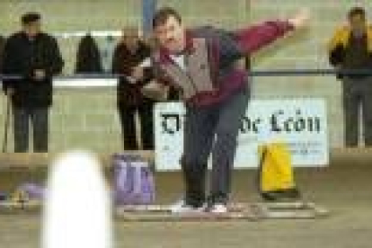 Fernando Alonso realizando un lanzamiento en uno de los torneos