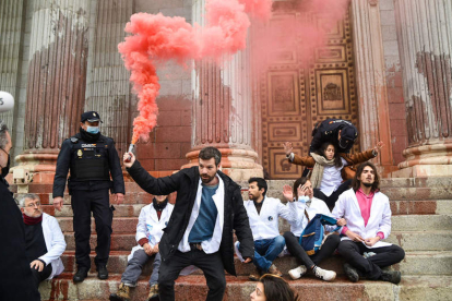Primera protesta pacífica de Rebelión Científica el pasado 6 de abril frente al Congreso de los Diputados. RODRI MÍNGUEZ