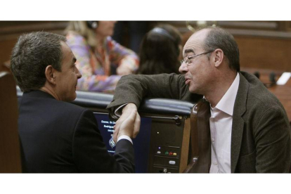 El presidente del Gobierno, José Luis Rodríguez Zapatero (i) conversa con el portavoz del BNG, Francisco Jorquera, durante el pleno del Congreso.