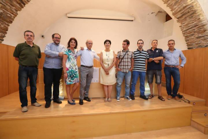 Foto de familia de los premiados por el IEB