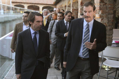 José María Aznar, acompañado por el exmandatario mexicano Vicente Fox (derecha).