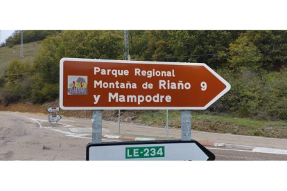 Nueva cartelería que señaliza el Parque Regional Montaña de Riaño y Mampodre. CAMPOS