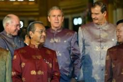 Bush, vestido con quimono, posó con el resto de los participantes en la cumbre de la APEC