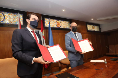Juan Carlos Suárez-Quiñones y Olegario Ramón firmaron el convenio de colaboración ayer. L. DE LA MATA