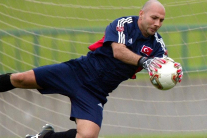 Ömer Çatkiç, en un entrenamiento de la selección de Turquía en el Mundial de Japón y Corea del 2002.