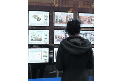 Oferta de pisos en venta y alquiler en una inmobiliaria.