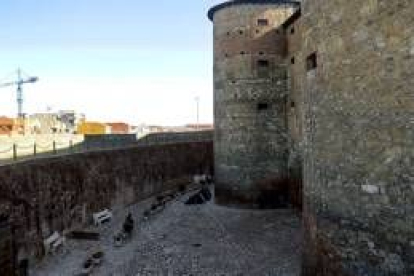 Imagen de la muralla romana de León a la altura del Árco de la Cárcel