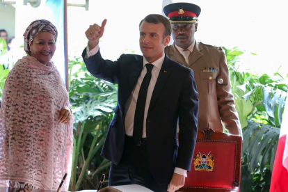 El presidente de Francia, Emmanuel Macron, saluda a su llegada a Nairobi. DANIEL URUNGU