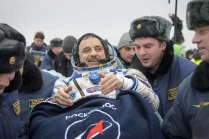 El cosmonauta ruso Mijaíl Kornienko tras aterrizar cerca de la ciudad de Dzhezkazgan en Kazajistán.