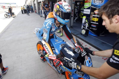 Álex Rins en el circuito de Motorland de Alcañiz durante los entrenamientos libres de hoy.