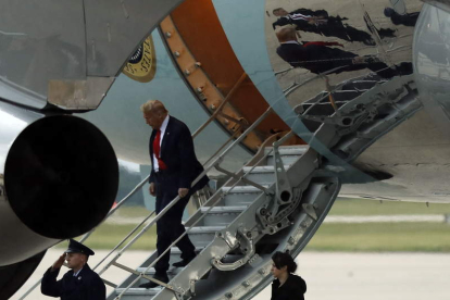 El presidente Donald Trump baja en Maryland del avión presidencial. YURI GRIPAS