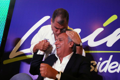 El presidente de Ecuador, Rafael Correa, besa a su candidato, Lenin Moreno, en Quito.