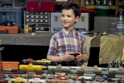 Ian Armitage es Sheldon Cooper de niño en El joven Sheldon.
