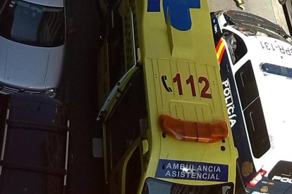 Una ambulancia atiende a un herido en un accidente de tráfico en León.