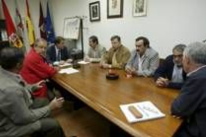 Un momento de la visita del presidente de la Diputación y la corporación municipal de Onzonilla