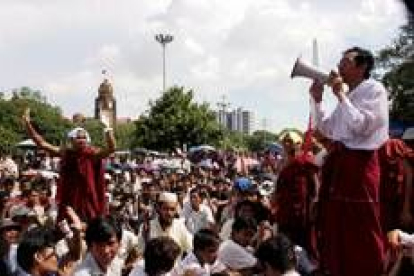 Miles de monjes budistas protestan en el octavo día de rebelión