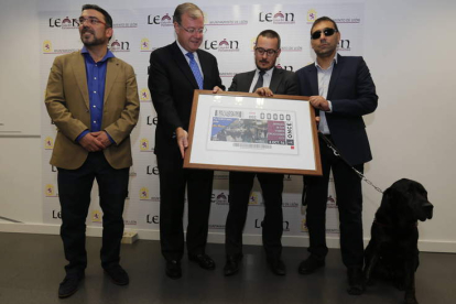 Presentación ayer del cupón que se venderá el día 4. RAMIRO