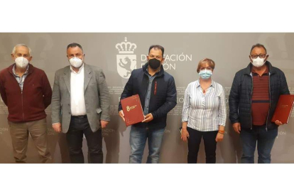 Los pedáneos de Bustillo y La Milla del Páramo firmaron ayer los acuerdos con los dirigentes de la Diputación, Llorente, Morán y Vidal. DL
