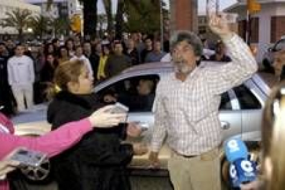 El abuelo de la niña Mari Luz Cortés atendió a los medios de comunicación tras conocer el suceso