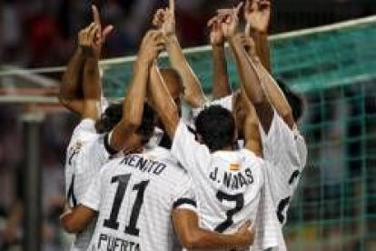 Los jugadores del Sevilla, señalando al cielo, tras el gol de Renato