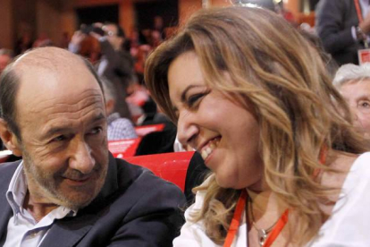 Pérez Rubalcaba y Susana Díaz conversan en un momento de la cita socialista.