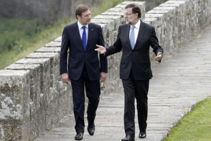 Passos Coelho y Rajoy conversan ayer en Bayona.